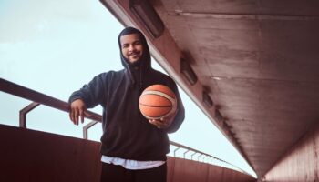 Pourquoi opter pour un survêtement basket personnalisé pour représenter votre équipe ?